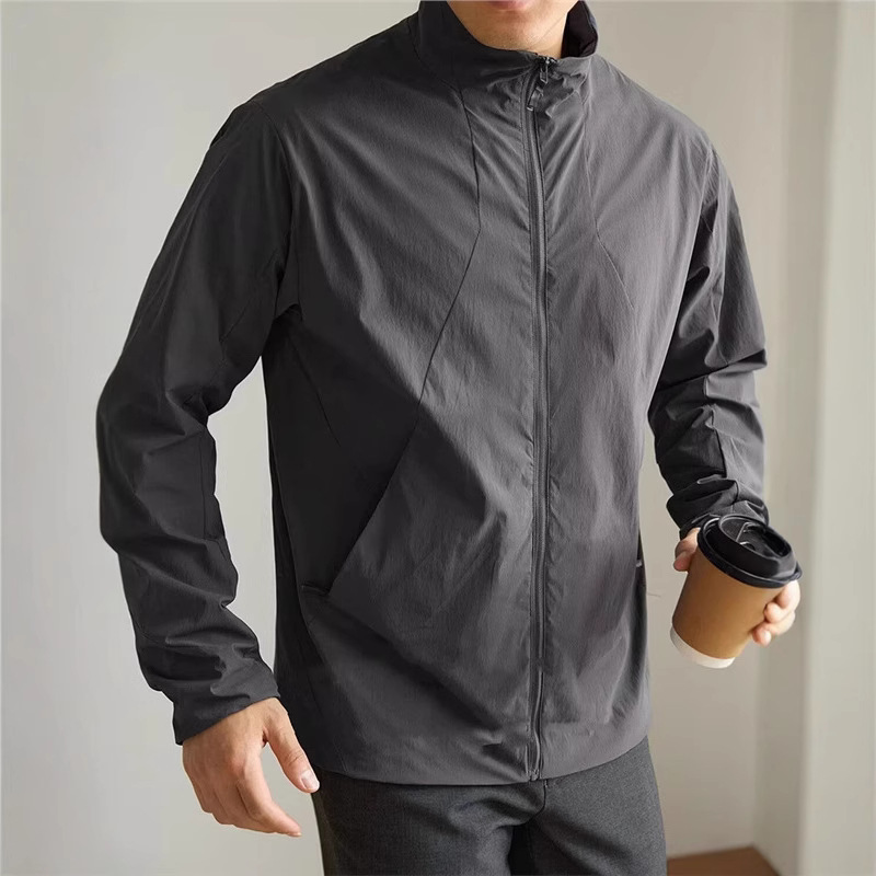 Outdoor Adventure Windbreaker - Jaket Hiking Pria Siap Petualang Musim